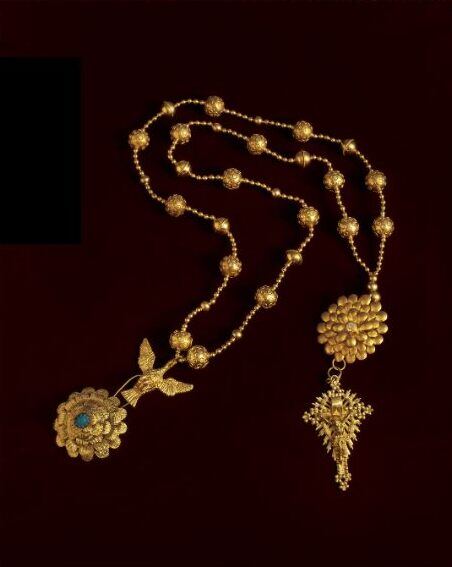 Colar com pingente em forma de ave e cruz pendente, ouro