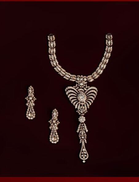 Colar e brincos em ouro e diamantes